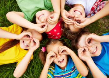 children-playing-on-grass_1098-504