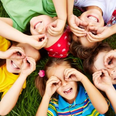 children-playing-on-grass_1098-504